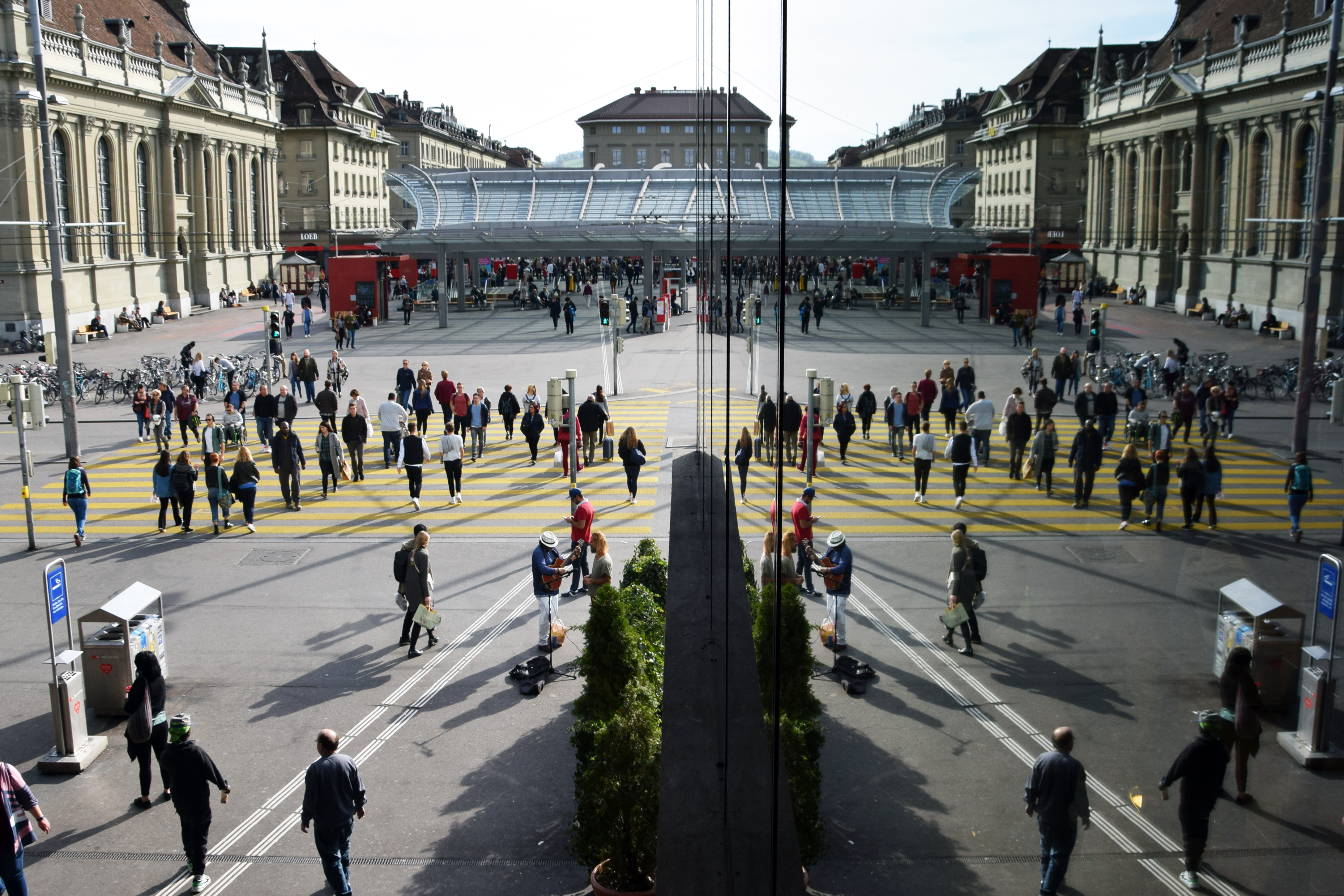 Ortspolizist*in - FB_Bahnhof-Menschen.jpg